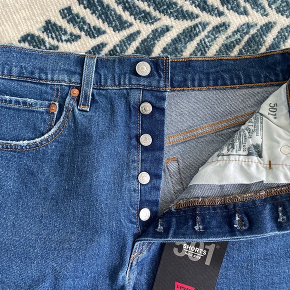 Levi’s 501 Shorts - Picture 5 of 6